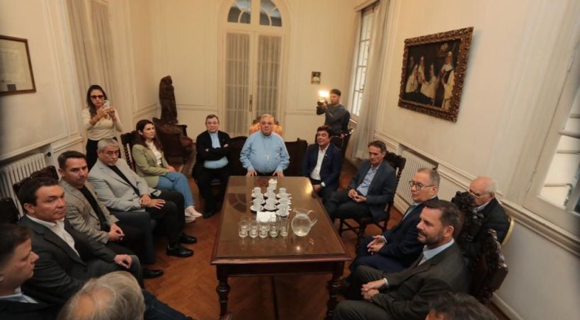 Los intendentes se apoyan en la Iglesia para contener un estallido social por el ajuste de Milei