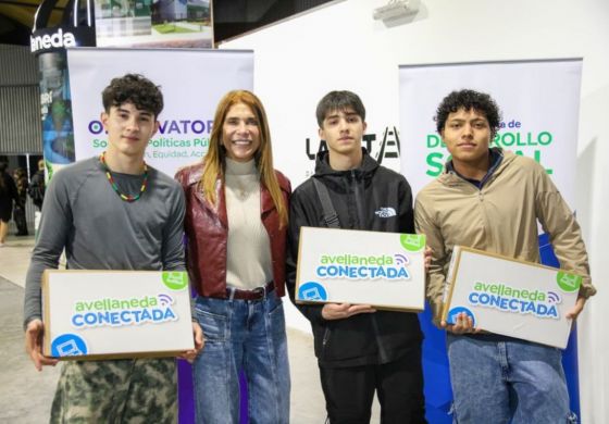 Magdalena Sierra entregó de 3800 netbooks a estudiantes secundarios en el Programa Avellaneda Conectada 